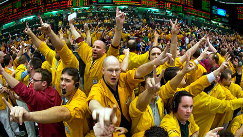 Желтые биржевые трейдеры кричат и растопыривают пальцы.